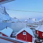 Front View - Mountain&seaview Ferienhaus Reine