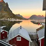 Front View - Mountain&seaview Ferienhaus Reine