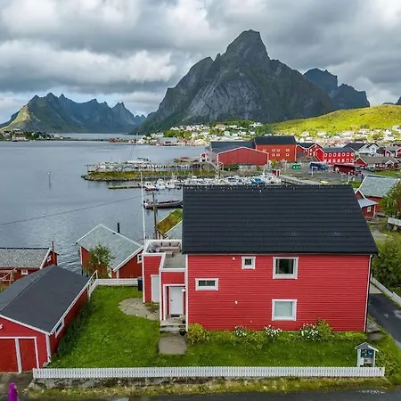 Front View - Mountain & Seaview * Reine