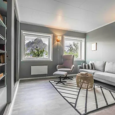 Front View - Mountain & Seaview * Reine