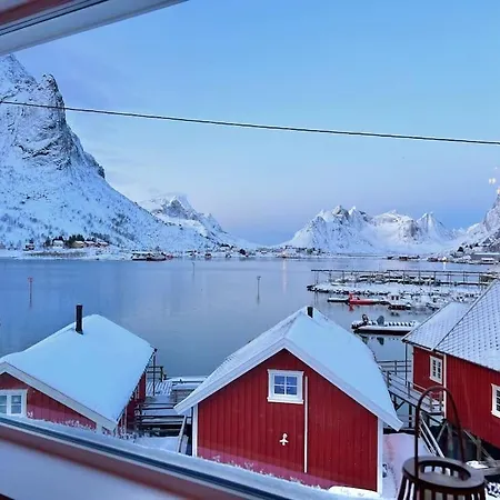 Front View - Mountain & Seaview Holiday home Reine