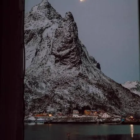 Front View - Mountain & Seaview Reine