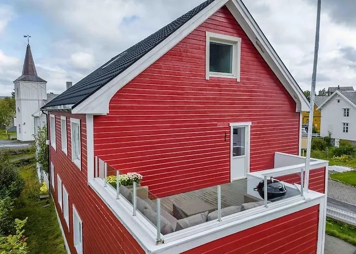 Front View - Mountain & Seaview Semesterbostad *