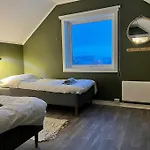 Дом отдыха Front View - Mountain & Seaview Рейне